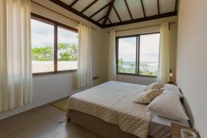 Ένα ή περισσότερα κρεβάτια σε δωμάτιο στο Luxury Villa Sea River Views 5min to Pituba