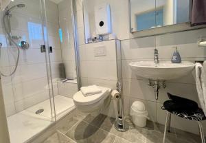 Ένα μπάνιο στο Modernes Appartement im Kurgebiet +6 φωτογραφίες