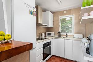 Kuchyň nebo kuchyňský kout v ubytování Villa Mari - Calan Porter