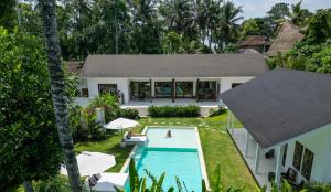 Modern and stylish 3 Bedroom Villa في أوبود: منظر جوي لمنزل به حوض سباحة