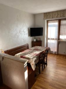 TV a/nebo společenská místnost v ubytování Grazioso monolocale a Sestriere