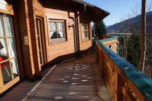 une passerelle en bois menant à une cabine dans l'établissement Appartement Günther, à Schladming