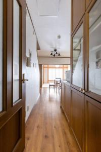 einen Flur mit einem Esszimmer mit einem Tisch in der Unterkunft Nakamichi House 中道戸建 in Osaka