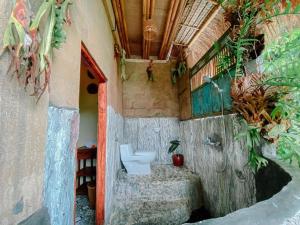 ein Badezimmer mit Toilette in einem Gebäude in der Unterkunft Royal Kemala Villa - Jungle View with Private Pool in Tampaksiring + 75 Fotos