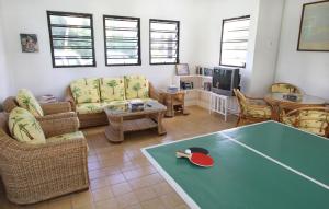 - un salon avec une table de ping-pong et des chaises dans l'établissement Carimar Beach Club, à Meads Bay