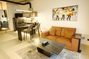 MarcoryLa Clarté的客厅里有一张沙发和一张桌子。