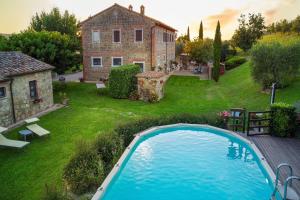 an aerial view of a house and a swimming pool at Villa Podere del Papa by MMega in Pienza
