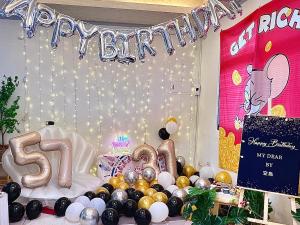 una festa di compleanno con palloncini e un cartello per la festa di SKYPIEA Villa 空島五館-萬國 宜蘭包棟民宿l電動麻將l烤肉BBQl聚會 a Dongshan Altre 22 foto