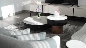 Μια τηλεόραση ή/και κέντρο ψυχαγωγίας στο 2 Bedroom beach front apartment