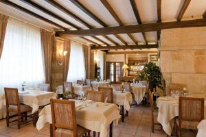 Restoran ili drugo mesto za obedovanje u objektu Logis Le Cheval Rouge