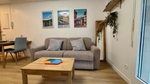 Posezení v ubytování T2 - vue lac - 100 m du Hilton - Garage privé - 4 étoiles