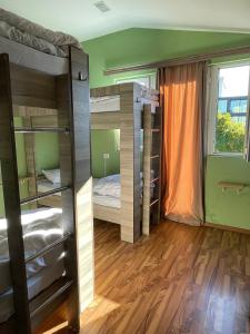 Camera con 2 letti a castello e finestra di Pick me HOSTEL a Batumi