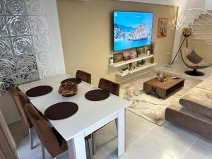 Televisyen dan/atau pusat hiburan di Luxury Villa Caesar Beach