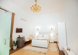 TV a/nebo společenská místnost v ubytování Downtown Antique Hotel