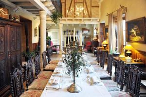 un lungo tavolo da pranzo in una stanza con sedie di Saint Victor La Grand' Maison a Ingrandes