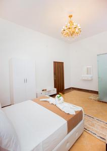 Postel nebo postele na pokoji v ubytování Downtown Antique Hotel