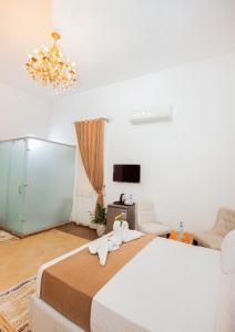 Postel nebo postele na pokoji v ubytování Downtown Antique Hotel