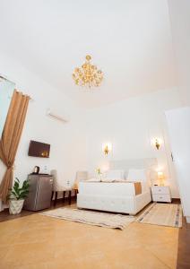 Postel nebo postele na pokoji v ubytování Downtown Antique Hotel