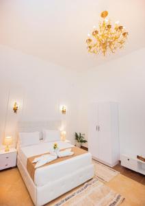 Postel nebo postele na pokoji v ubytování Downtown Antique Hotel