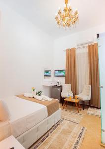 Postel nebo postele na pokoji v ubytování Downtown Antique Hotel