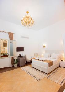 Postel nebo postele na pokoji v ubytování Downtown Antique Hotel