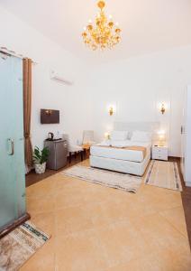 Postel nebo postele na pokoji v ubytování Downtown Antique Hotel
