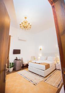 TV a/nebo společenská místnost v ubytování Downtown Antique Hotel