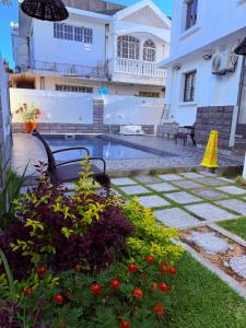 Fotografie z fotogalerie ubytování Happy House - cosy apartment with private pool and walking distance to Blue Bay beach v destinaci Blue Bay