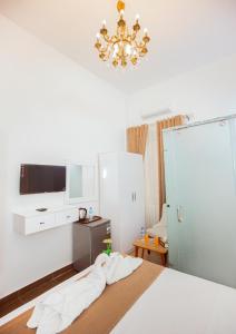 TV a/nebo společenská místnost v ubytování Downtown Antique Hotel