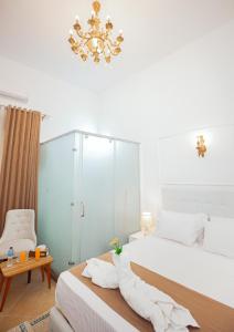 Postel nebo postele na pokoji v ubytování Downtown Antique Hotel