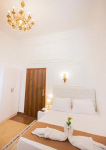 Postel nebo postele na pokoji v ubytování Downtown Antique Hotel