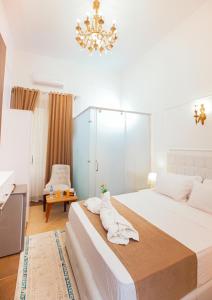 Postel nebo postele na pokoji v ubytování Downtown Antique Hotel