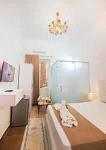 Postel nebo postele na pokoji v ubytování Downtown Antique Hotel