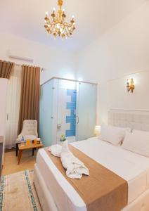 Postel nebo postele na pokoji v ubytování Downtown Antique Hotel