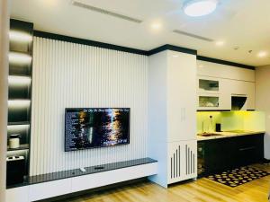 a kitchen with a wall with a tv on it at Ecopark Homestay - Căn hộ studio, 1 ngủ, 2 ngủ, 3 ngủ - Bể bơi, phòng gym, tắm khoáng Onsen in Kim Quan