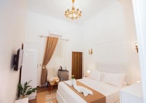 Postel nebo postele na pokoji v ubytování Downtown Antique Hotel