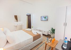 TV a/nebo společenská místnost v ubytování Downtown Antique Hotel