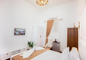 Postel nebo postele na pokoji v ubytování Downtown Antique Hotel