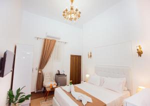 Postel nebo postele na pokoji v ubytování Downtown Antique Hotel