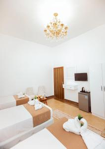 Postel nebo postele na pokoji v ubytování Downtown Antique Hotel