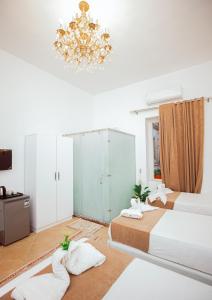 Postel nebo postele na pokoji v ubytování Downtown Antique Hotel
