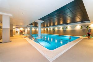 ein großes Schwimmbad in einem Gebäude in der Unterkunft Vistamar Luxury Apartments By DLV -Adults Only- in Villajoyosa