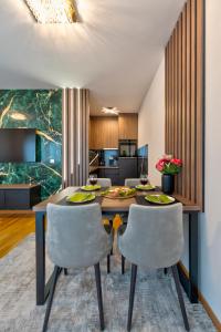 Posezení v ubytování Golden Pine Lux Wellness and Spa