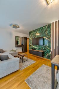 TV a/nebo společenská místnost v ubytování Golden Pine Lux Wellness and Spa