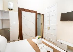 TV a/nebo společenská místnost v ubytování Downtown Antique Hotel