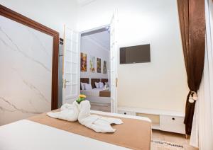 TV a/nebo společenská místnost v ubytování Downtown Antique Hotel