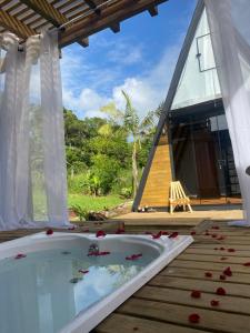 una vasca idromassaggio sul ponte di una casa di Cabana da reserva com jacuzzi a Torres