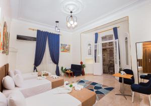 Posezení v ubytování Downtown Antique Hotel