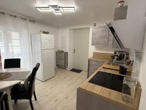 Kuchyň nebo kuchyňský kout v ubytování Comme à la maison + 28 fotografií