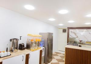 Kuchyň nebo kuchyňský kout v ubytování Downtown Antique Hotel + 37 fotografií